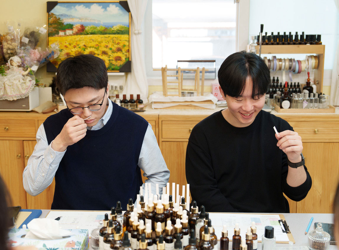 선호도를 체크하기 위해 향료의 냄새를 맡고 있는 백영신 대리(왼쪽)와 이제영 주임