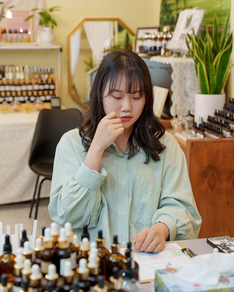 집중해서 향을 맡아 보는 이지은 대리