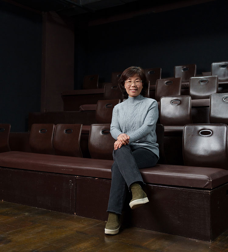 소극장 함세상 객석에 앉아 있는 연극인 박연희 씨