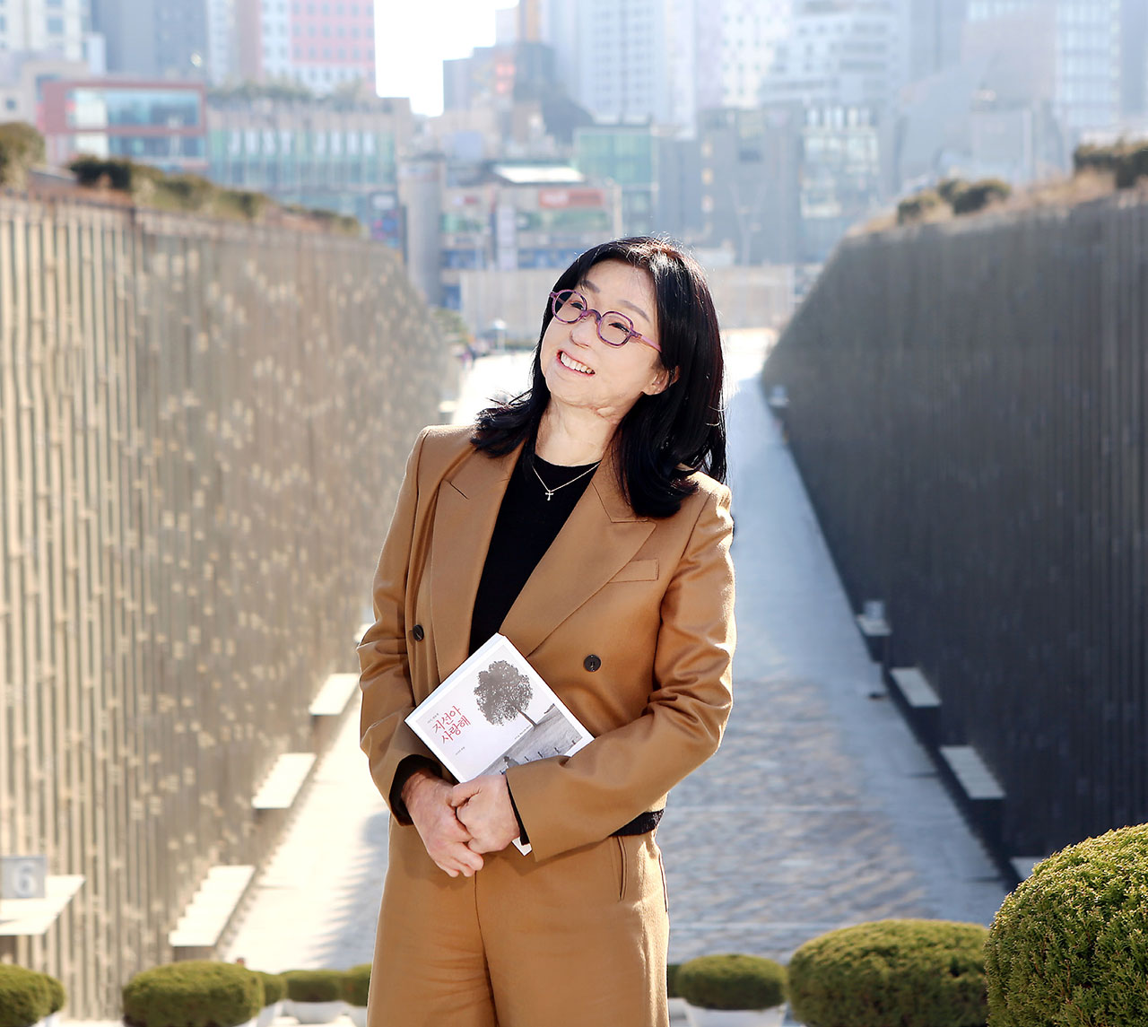 이화캠퍼스복합단지 앞에서 환한 미소를 짓는 이지선 교수