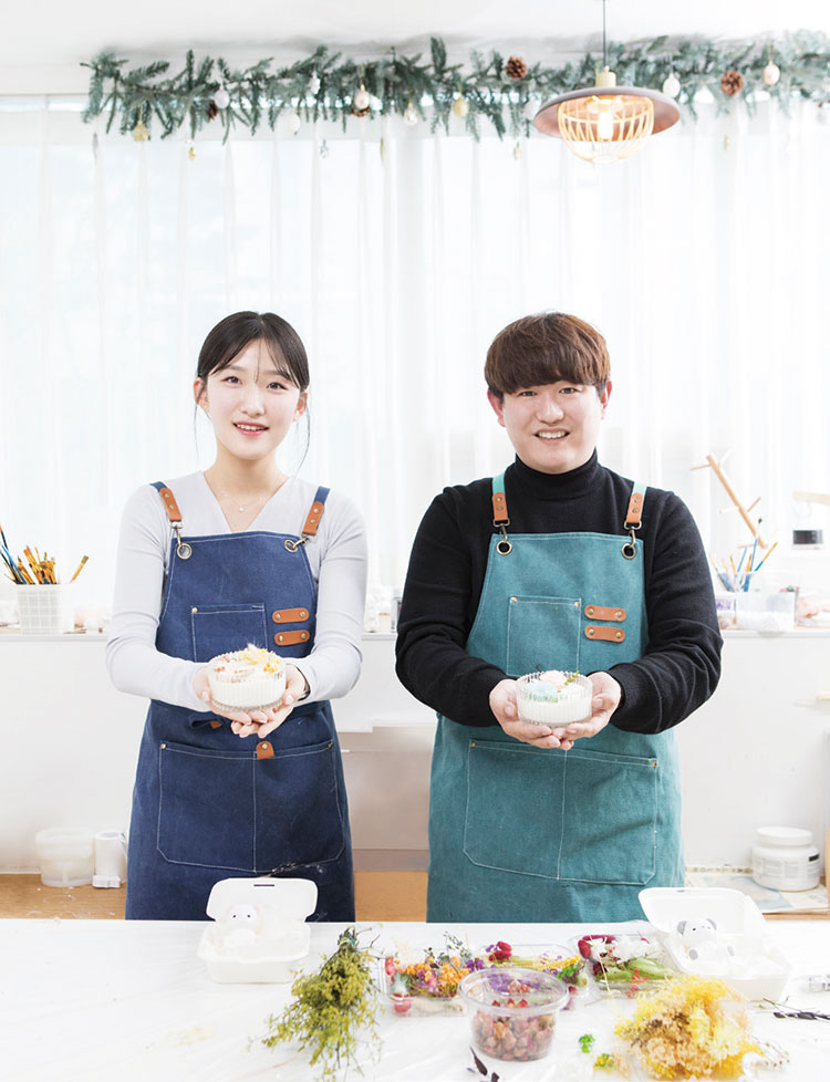 완성한 캔들을 들고 환히 웃는 이태인 주임(왼쪽)과 안영주 주임