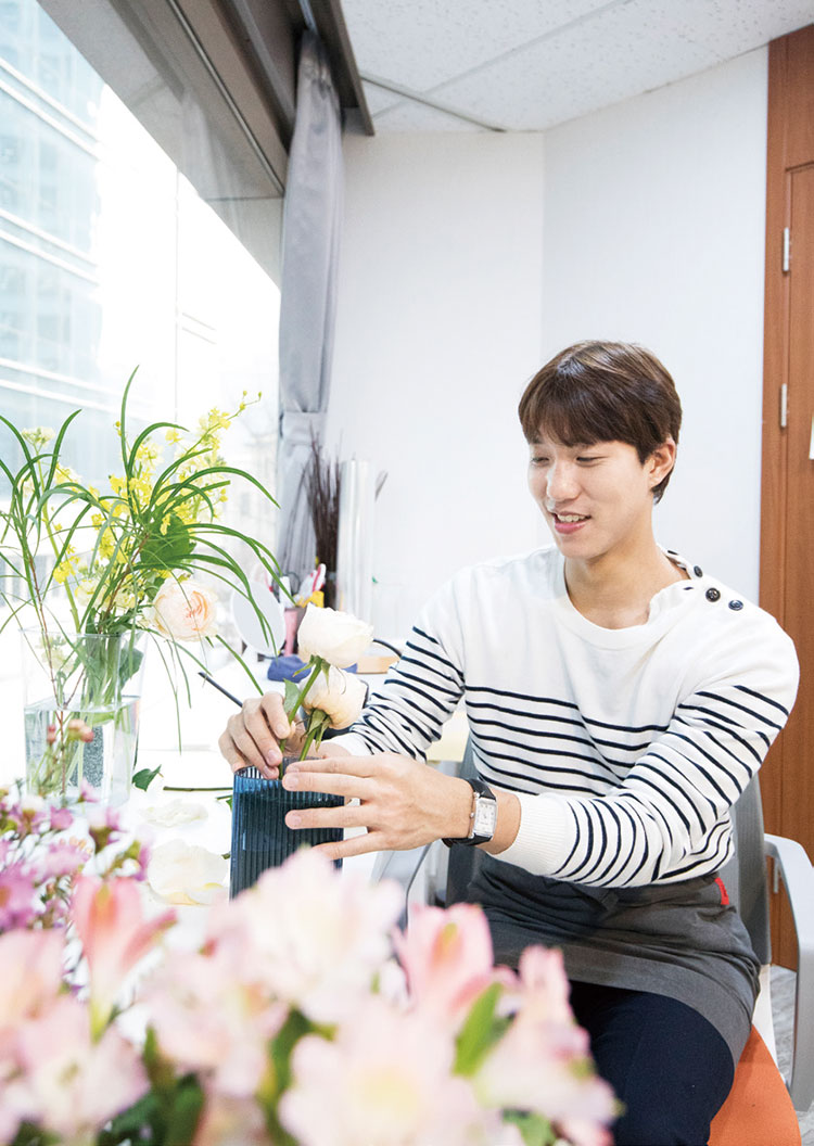 플로리스트 이주현 씨가 작업 중 환히 웃는다.