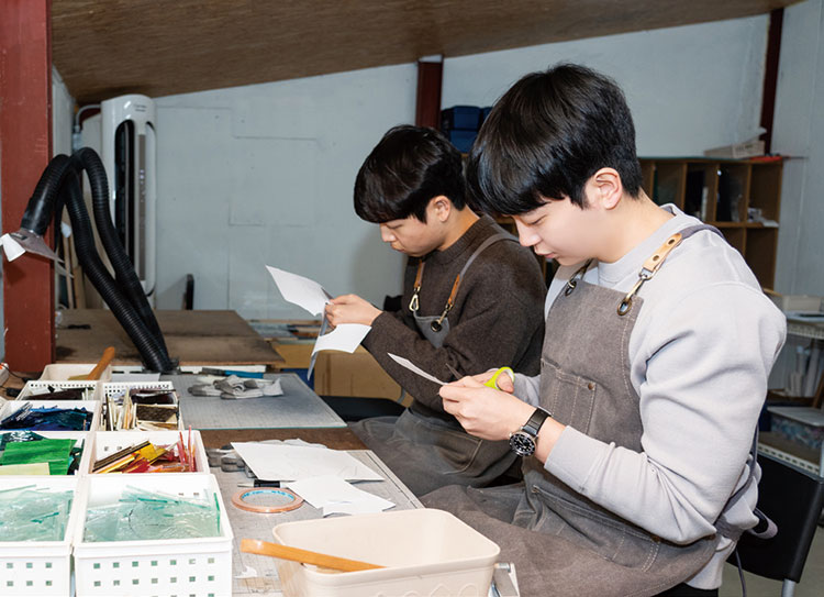 도안을 따라 유리에 그리기 전 각자 선택한 도안 종이를 자른다.