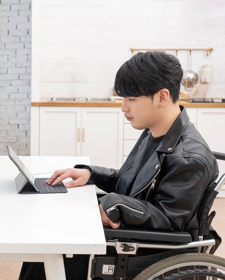 크리에이터로서 콘텐츠 구상에 빠진 김종욱 씨