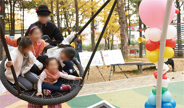 바구니그네를 타는 아이들이 즐거워하고 있다.
