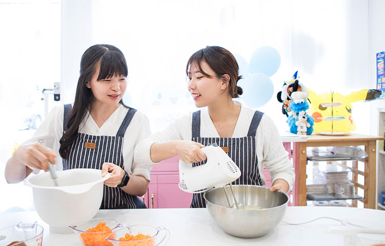 서로의 것을 관심 있게 보는 전연주 교사(왼쪽)와 이한나 수어통역사