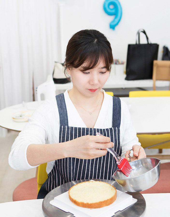 시트가 촉촉해지도록 시럽을 바르는 중