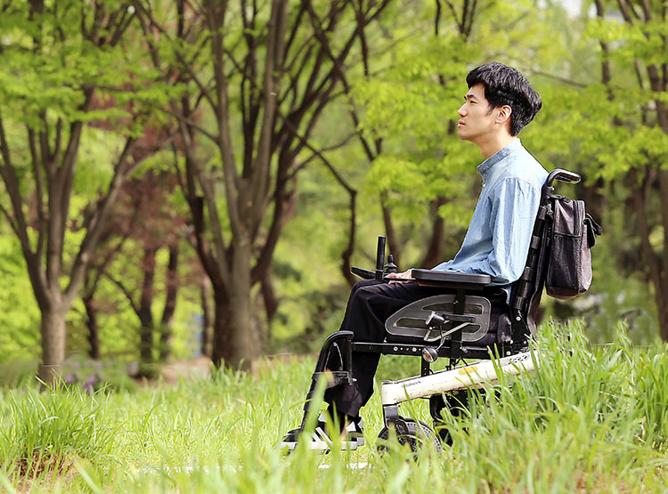 잠시 바람을 쐬면서도 연기에 대한 고민을 계속하는 그다.