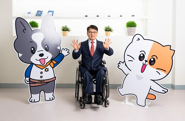 공단 캐릭터 장고(좌)와 고용이(우) 사이에서 손을 흔들고 있는 이종성 이사장