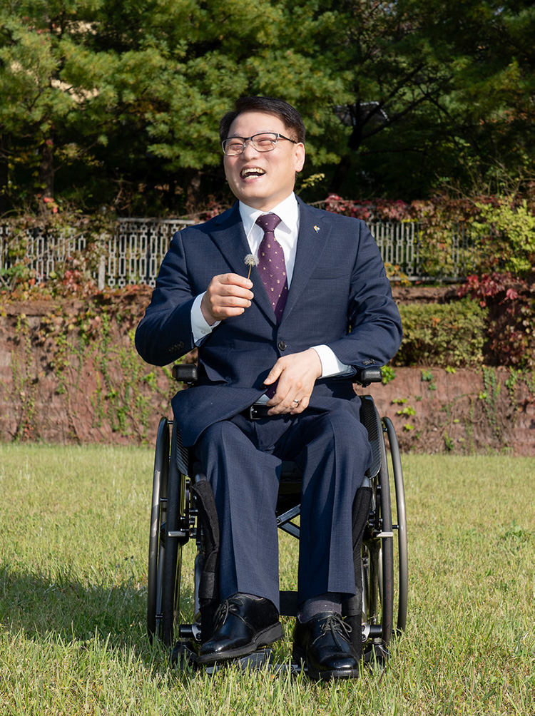 이종성 이사장이 공단 잔디밭에서 환하게 웃고 있다