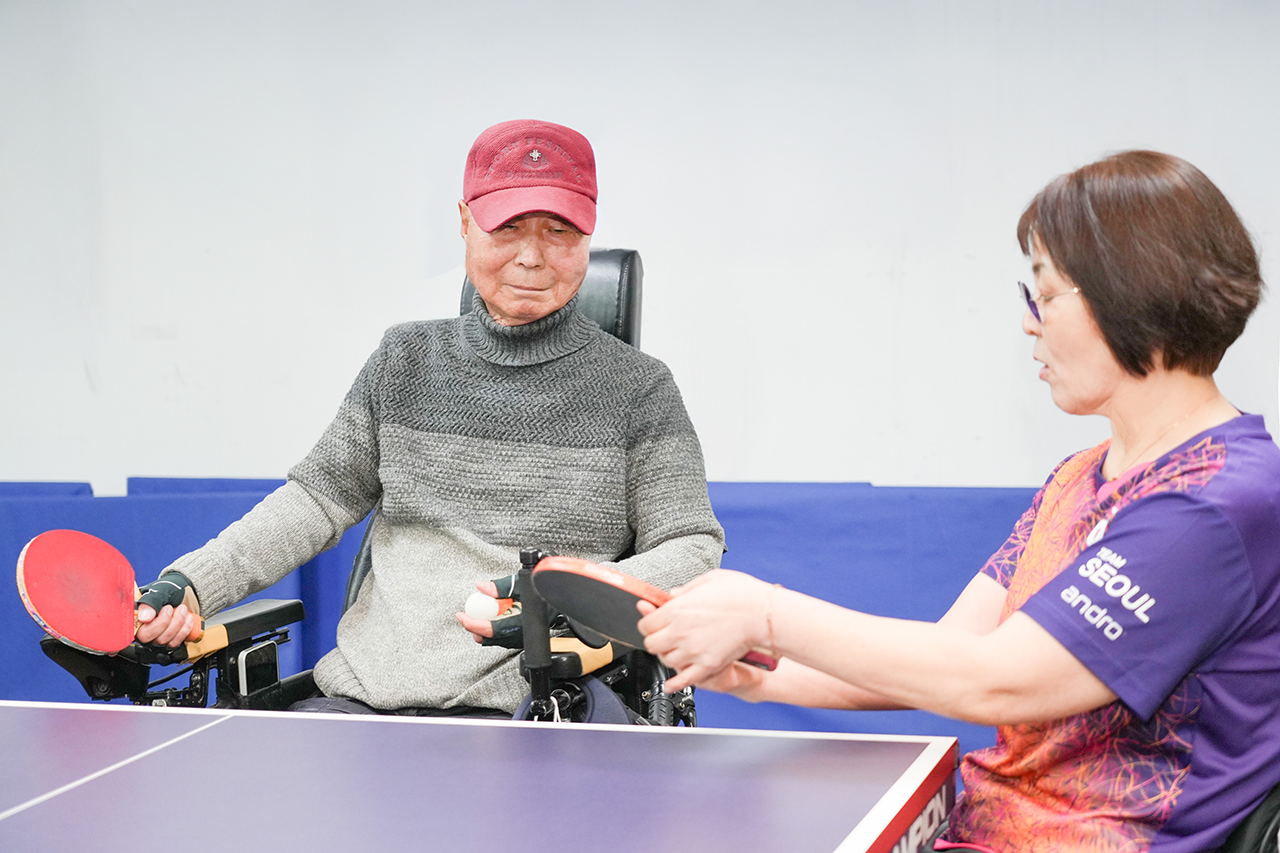 허철식 회원이 정지남 전 선수에게 탁구 레슨을 받고 있다