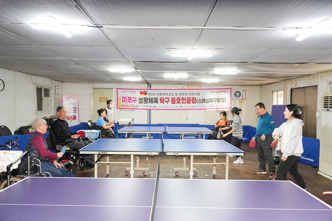 탁구를 칠 때 누구보다 진지한 스매싱 탁구동호회 회원들