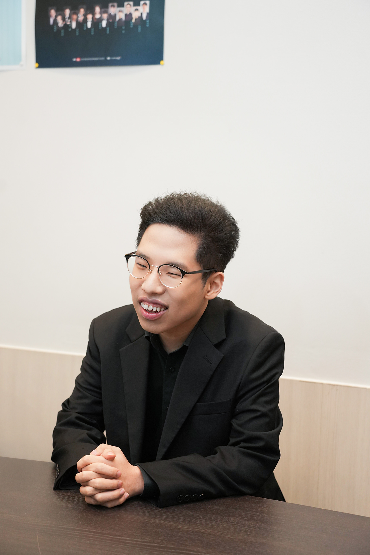 웃으며 인터뷰를 이어가는 신승민 피아니스트