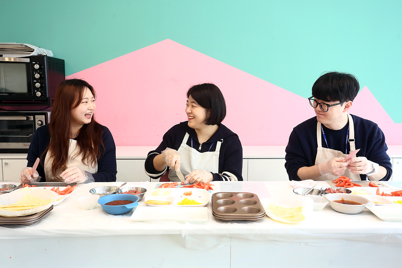 충북지사 3인방이 재료를 손질하며 그동안 못했던 이야기를 나누고 있다
