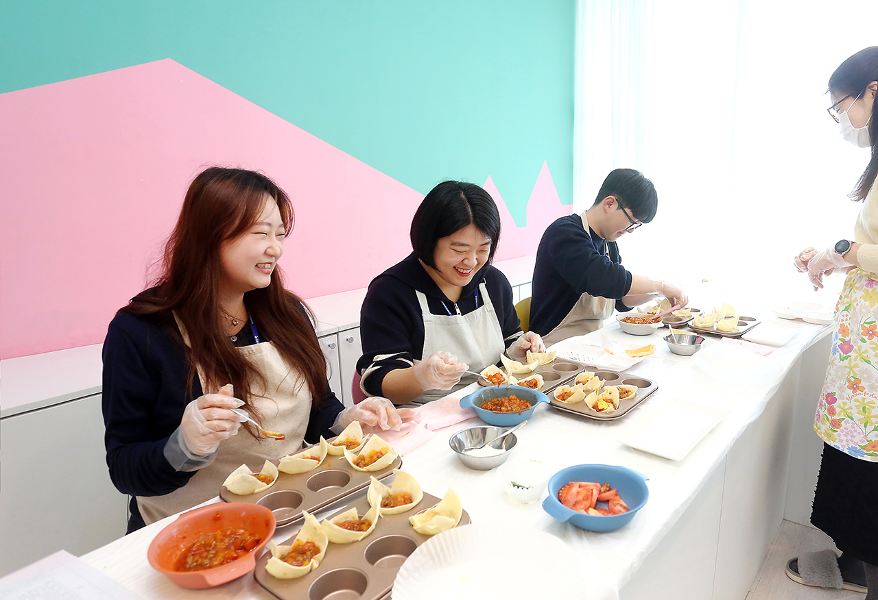 즐겁게 요리하고 있는 충북지사 3인방