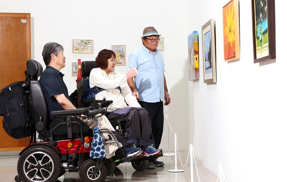 올해 초 오픈한 동호회 회원들의 작품이 걸려 있는 서울시립북부장애인 종합복지관 미술관