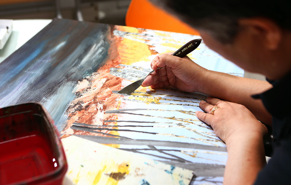 자신만의 작품을 위해 몰두하는 회원들