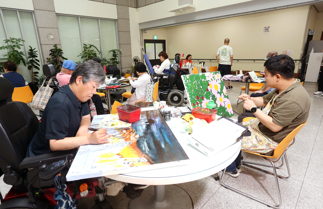 금요일마다 열정을 불태우며 자신의 작품을 그려내는 회원들