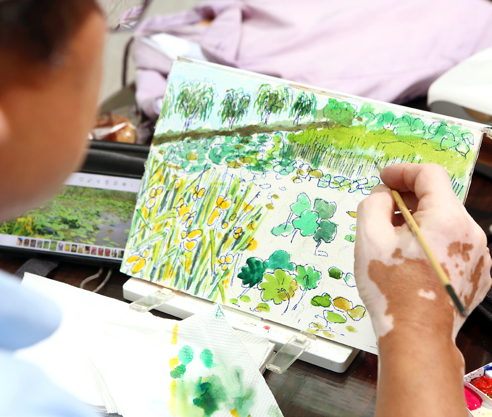 수채화와 아크릴 등 자신의 취향을 담는 회원들 