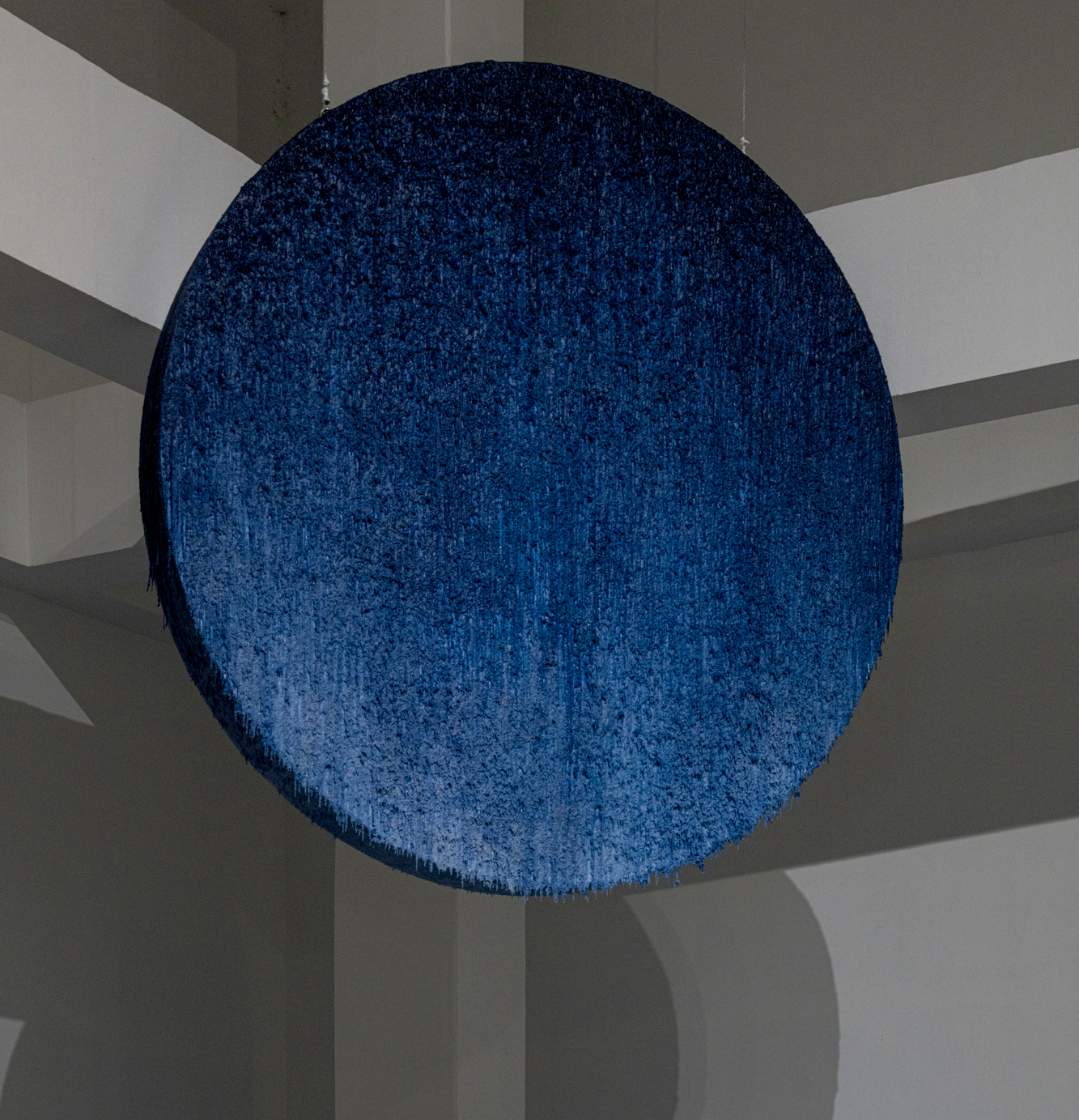 김덕희, <밤의 노래>, 2025, 파라핀 왁스, 염료, 지름 360cm, 부산현대미술관 제작 지원