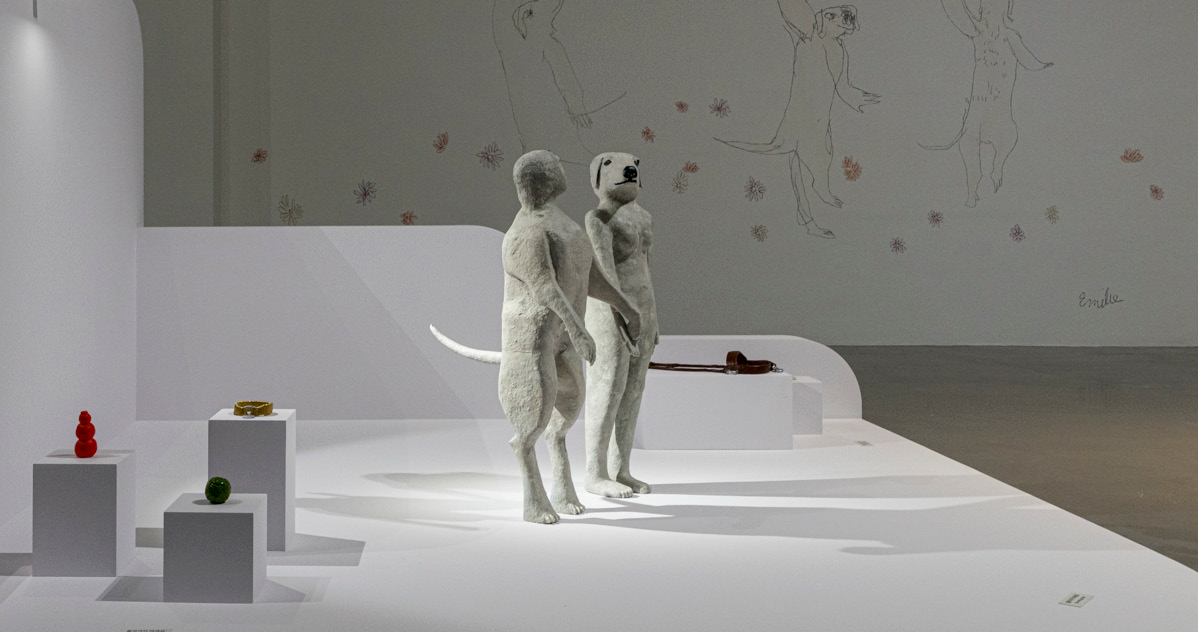 에밀리 루이스 고시오, <진정한 사랑은 결국 당신을 찾을 것이다>, 2021, 혼응지, 스티로폼, 나무, 알루미늄 관, 합성수지, 아크릴릭 광택제, 158.8×116.8×96.5cm, 작가소장