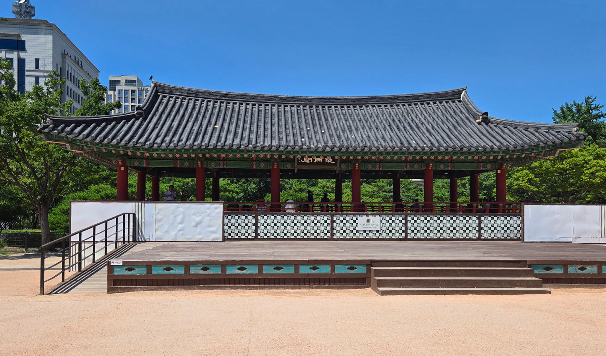 경사로가 있는 공연무대