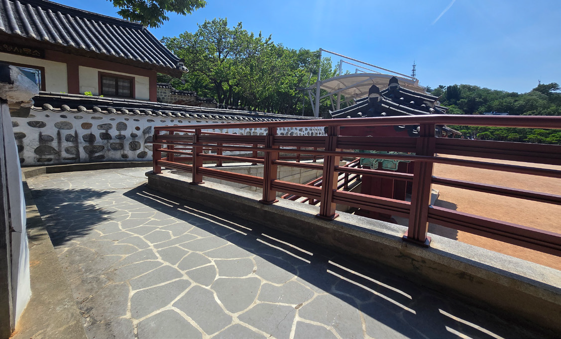 한옥마을 내부에 장애인을 위해 곳곳에 설치된 경사로