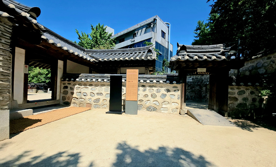 김춘영가옥 입구의 문턱을 쉽게 넘을 수 있도록 마련된 경사로