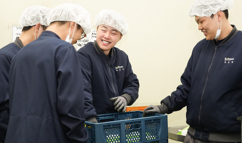 아이스팩을 상자에 담는 김형래 직원