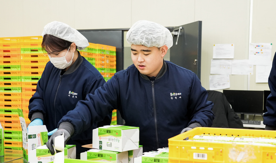 두부 박스를 조립하는 안민서 직원