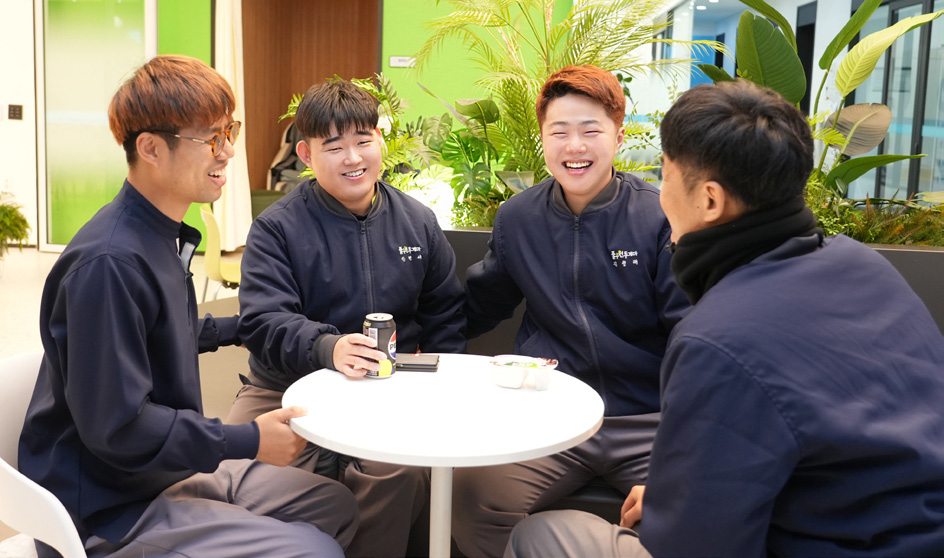 휴게 시간에 화기애애한 풀무원투게더 직원들