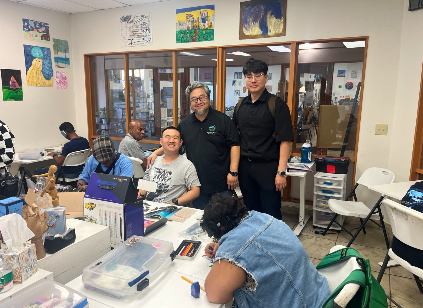 지원 고용 사무실에서 사람들 모습