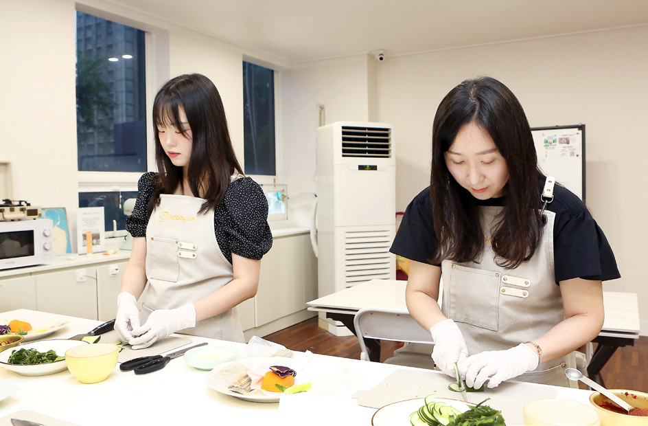 채소를 써는 정승혜 과장과 김주리 대리