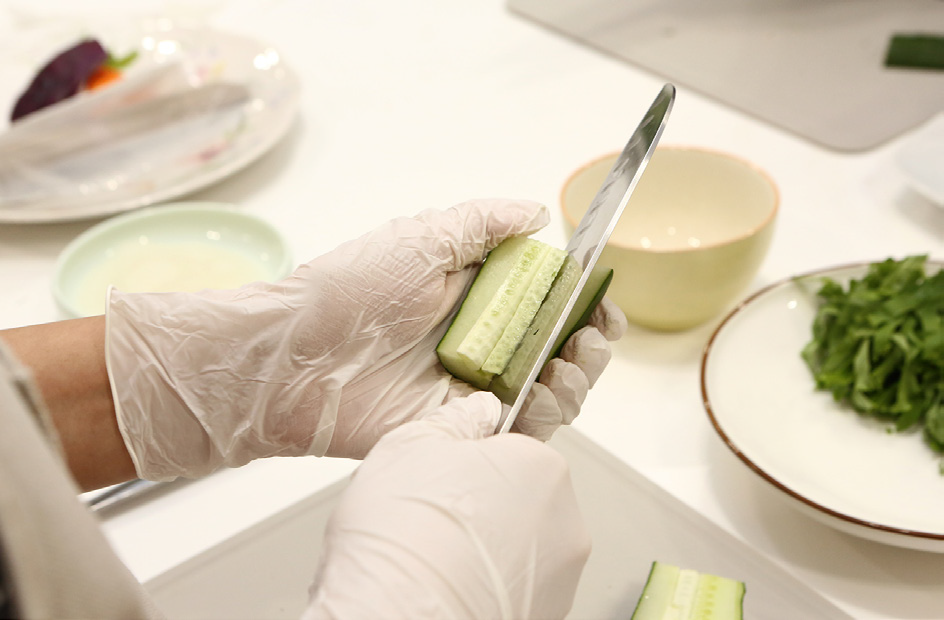 막힘 없는 정승혜 과장의 손놀림