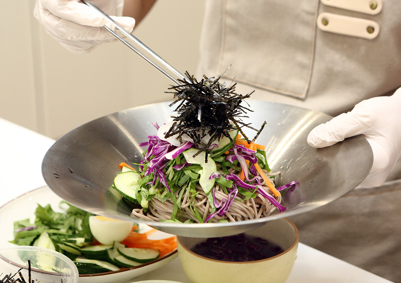 풍성한 재료가 먹음직스러운 막국수