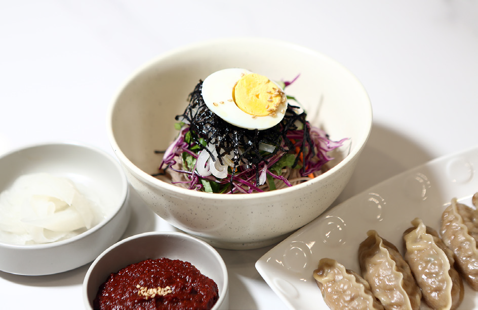 더위를 날릴 막국수 완성!