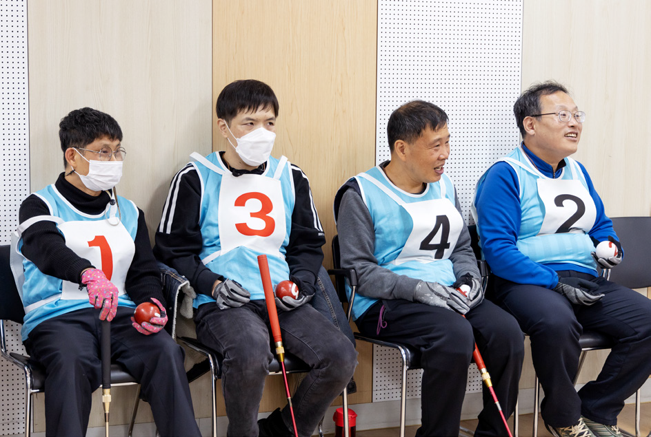  자신의 차례를 기다리는 회원들