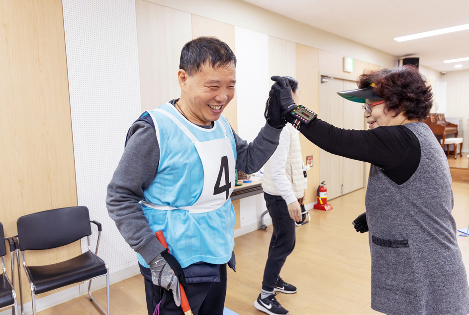  게이트를 통과하면 다같이 축하한다