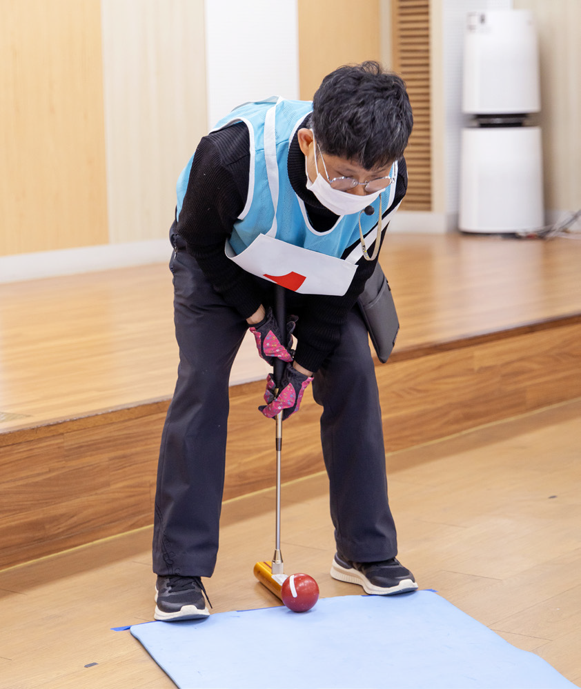 게이트볼에 집중한 모습