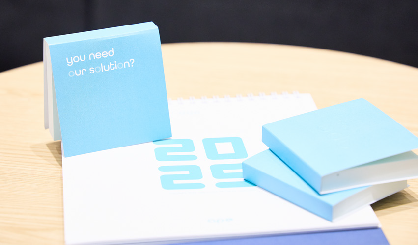 ㈜아페의 자체 상품인 포스트잇과 달력