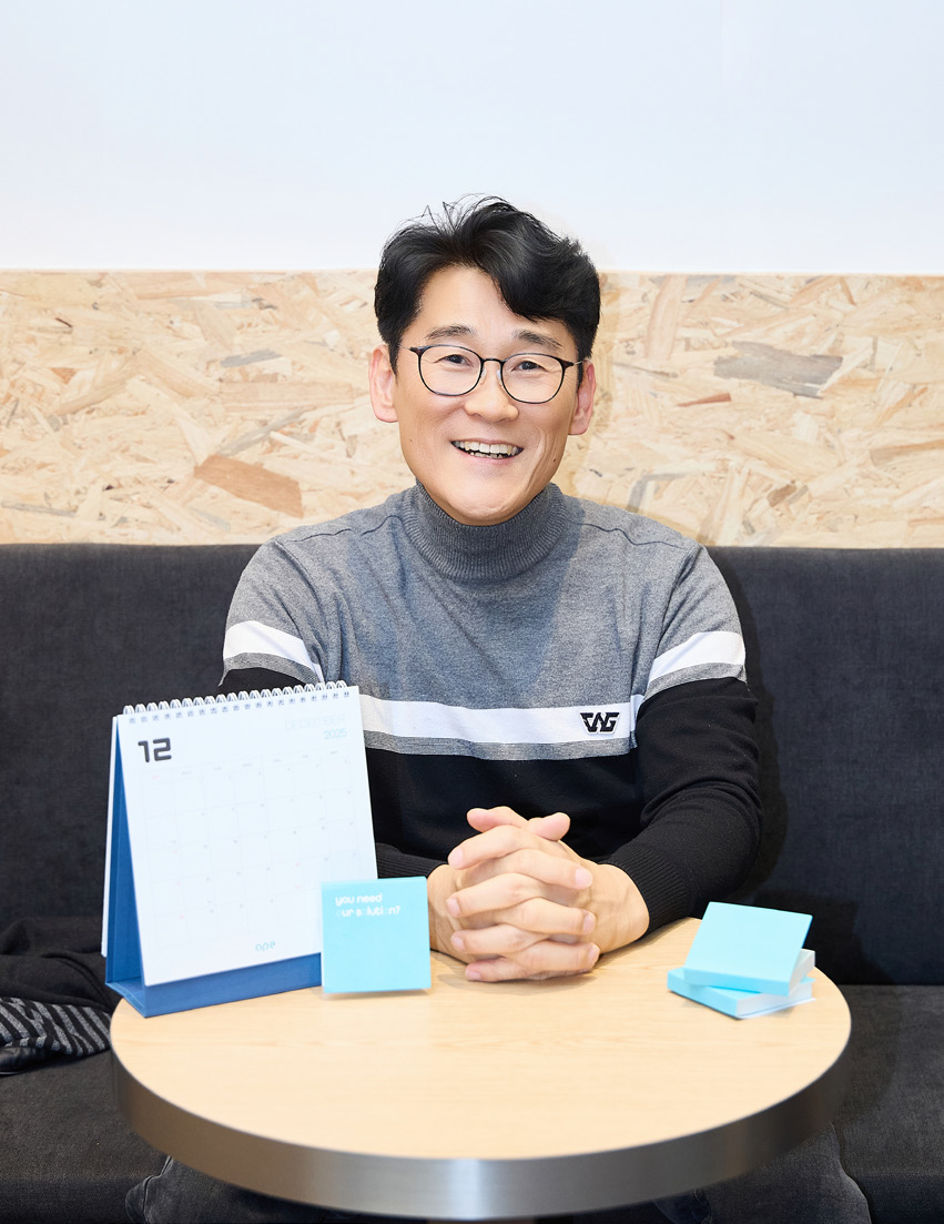 혼신의 힘을 담은 자체 상품과 함께 환하게 웃는 김관회 대표