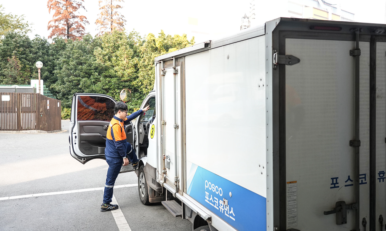 배송 트럭에 타는 문성진 직원