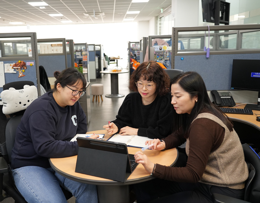 업무 내용을 공유하는 모바일헬프파트 직원들