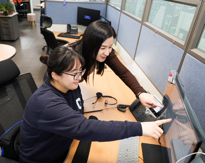 동료와 업무 내용에 대해 상의하는 이서연 직원