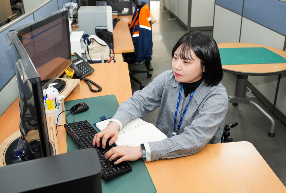문의에 친절히 응대하는 김우엽 직원