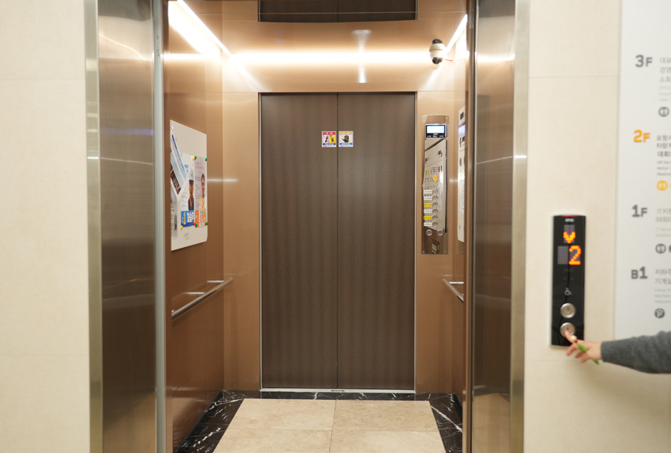 휠체어 탑승이 용이한 양문형 엘리베이터