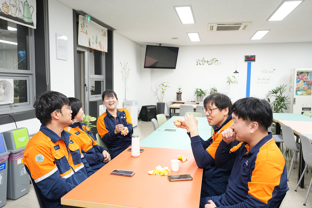 유정임 주임과 강하경 사원