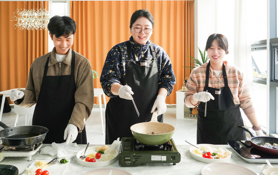 화기애애한 분위기의 세 사람