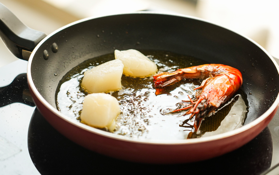 고소한 냄새를 풍기며 익어 가는 가리비 관자와 대하