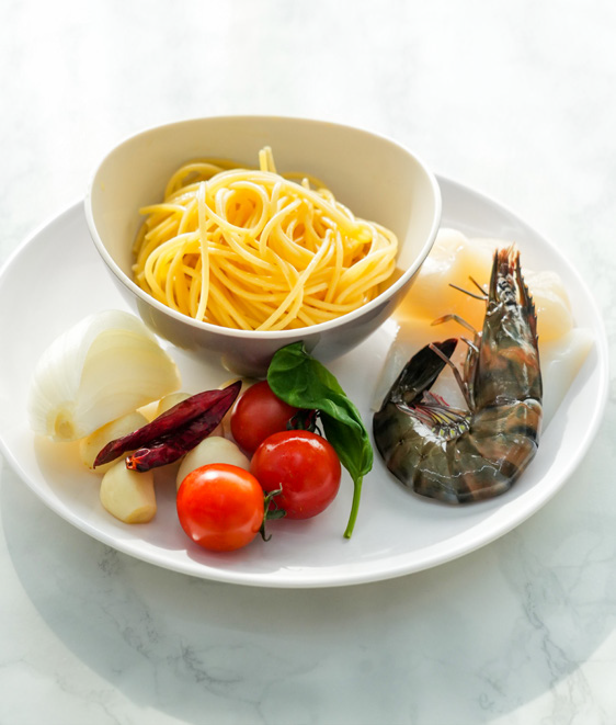 보기만 해도 신선함이 물씬 느껴지는 해산물 오일 파스타의 재료